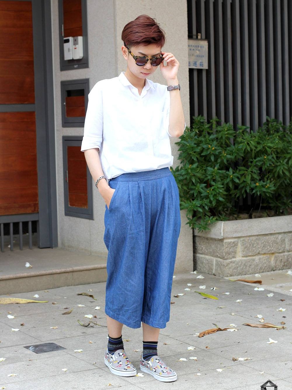 その他のモカシン/デッキシューズ、ブラウン系のサングラスを着用したレディースの夏コーディネートの1枚目の写真