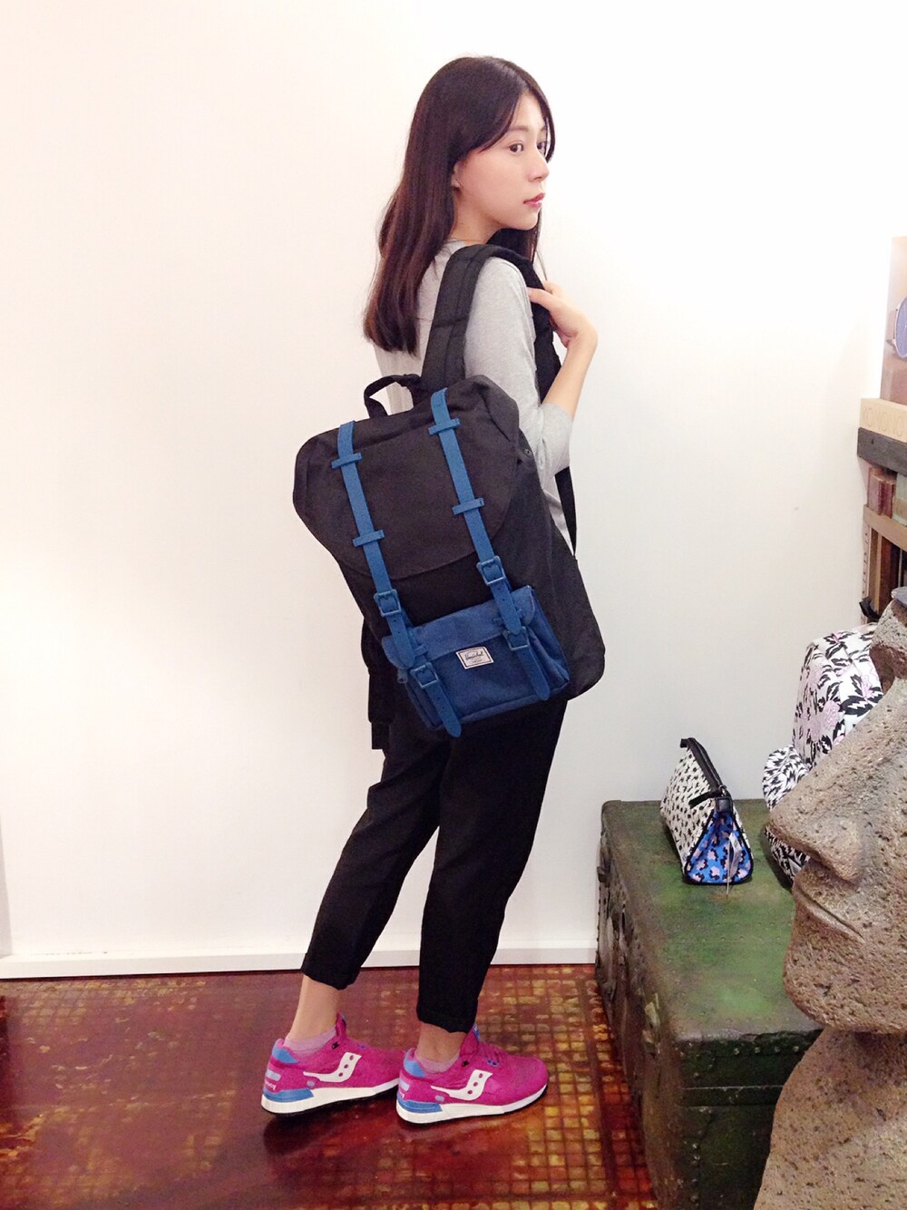 「Herschel Supplyのアイテム（バックパック/リュック、ブラック系）」を使った、LIBRARYさん（レディース・163cm）の秋コーディネートの1枚目の写真