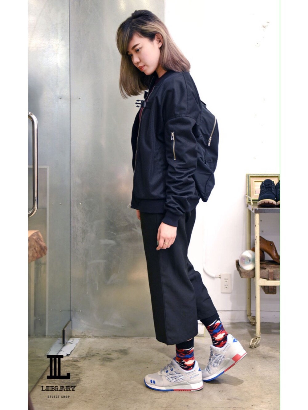 「asics tiger、happy socks、Hollywood Heartbreaker」｜「ASICSのアイテム（スニーカー、グレー系）」を使った、LIBRARYさん（レディース・168cm）の冬コーディネートの1枚目の写真