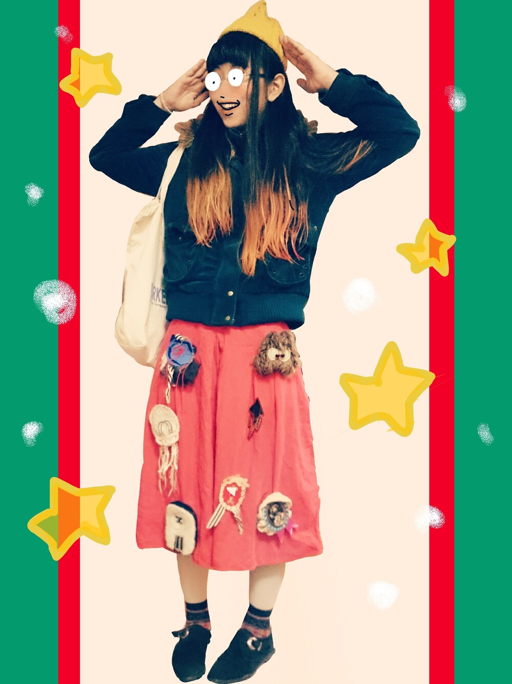 ブラウン系のブローチ/コサージュ、その他のバッジ、ホワイト系のスマホケース/カバーを着用したレディースの冬コーディネートの1枚目の写真