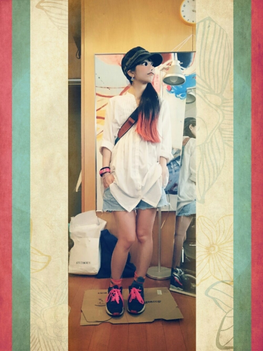 ブルー系のスニーカー、ブラウン系のボディバッグ/ウエストポーチ、ブルー系のイヤリングを着用したレディースの春コーディネートの1枚目の写真