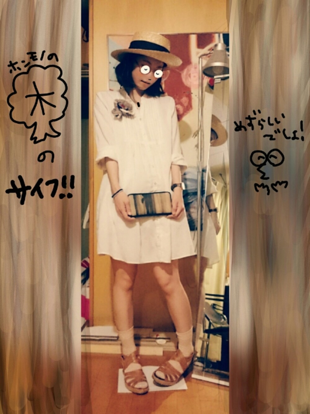 ブラウン系のブローチ/コサージュ、ブラウン系の財布を着用したレディースの夏コーディネートの1枚目の写真