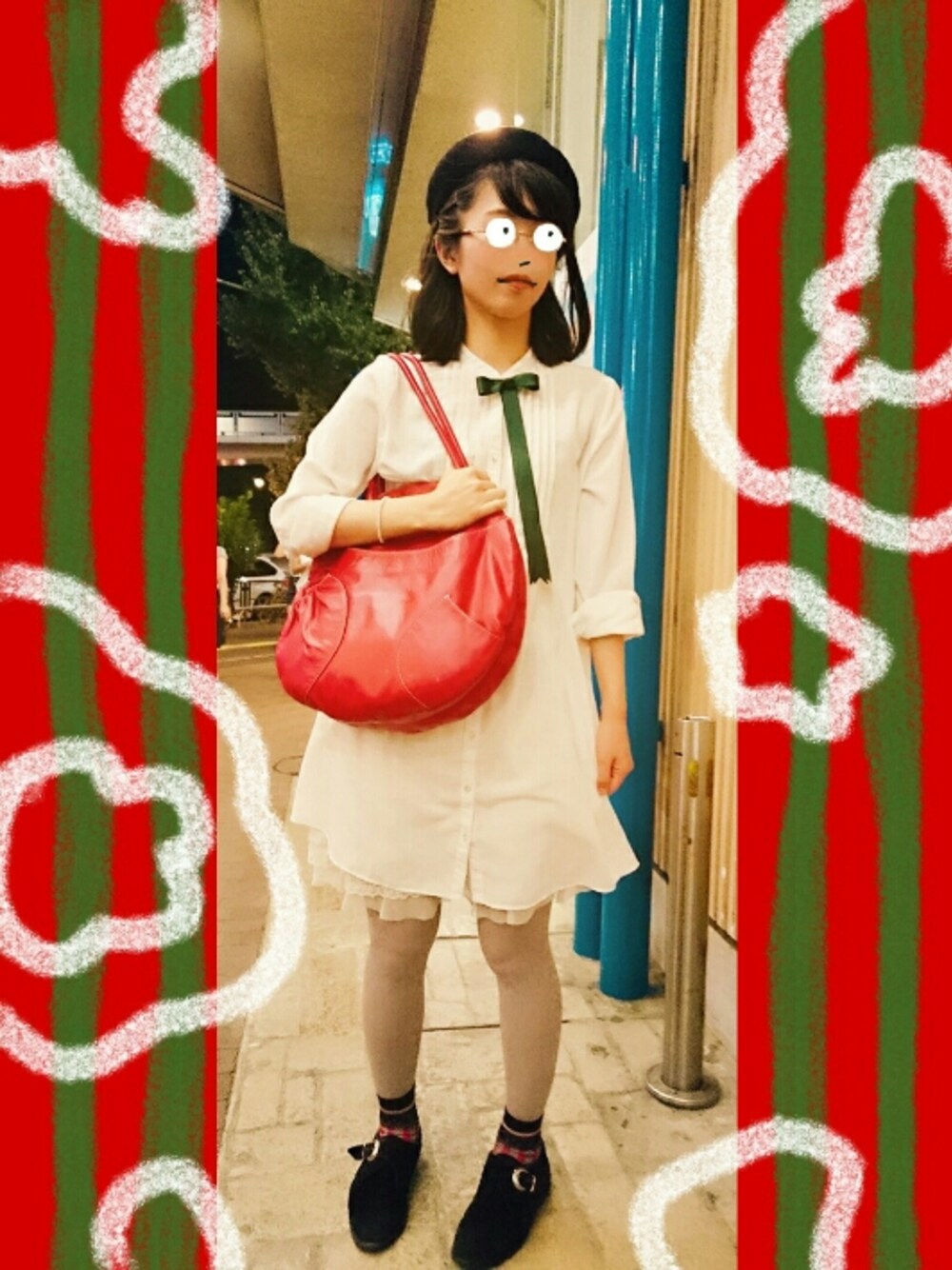 ブラック系のシューズ、レッド系のバッグ、グリーン系のブローチ/コサージュを着用したレディースの秋コーディネートの1枚目の写真