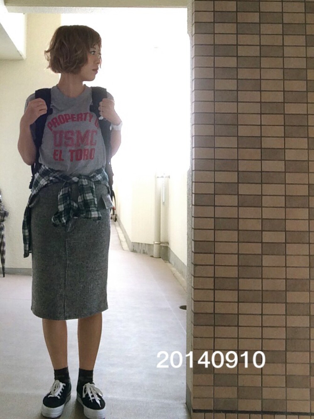 「グレーコーデ、ロゴT、タイトスカート、スニーカー、リュック、ショートボブ、福岡」｜「Championのアイテム（Tシャツ/カットソー、グレー系）」を使った、mizukiさん（レディース・163cm）の秋コーディネートの1枚目の写真