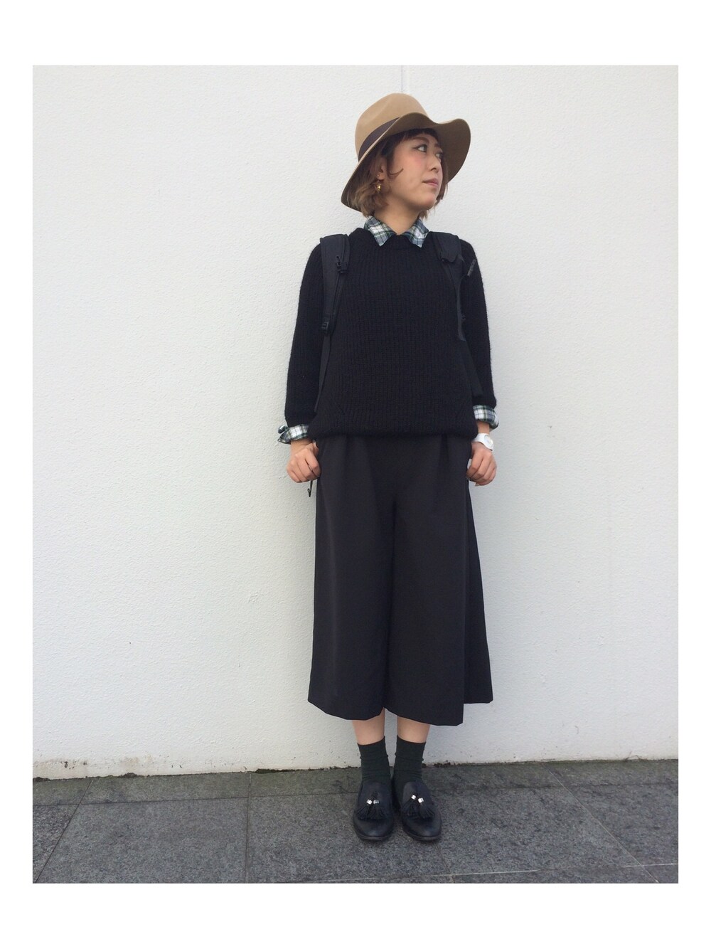「レイヤードスタイル、ニット、ワイドパンツ、福岡、ニット×シャツ」｜「JEANASISのワイドクロップドパンツ/549714（その他パンツ、ブラック系）」を使った、mizukiさん（レディース・163cm）の秋コーディネートの1枚目の写真