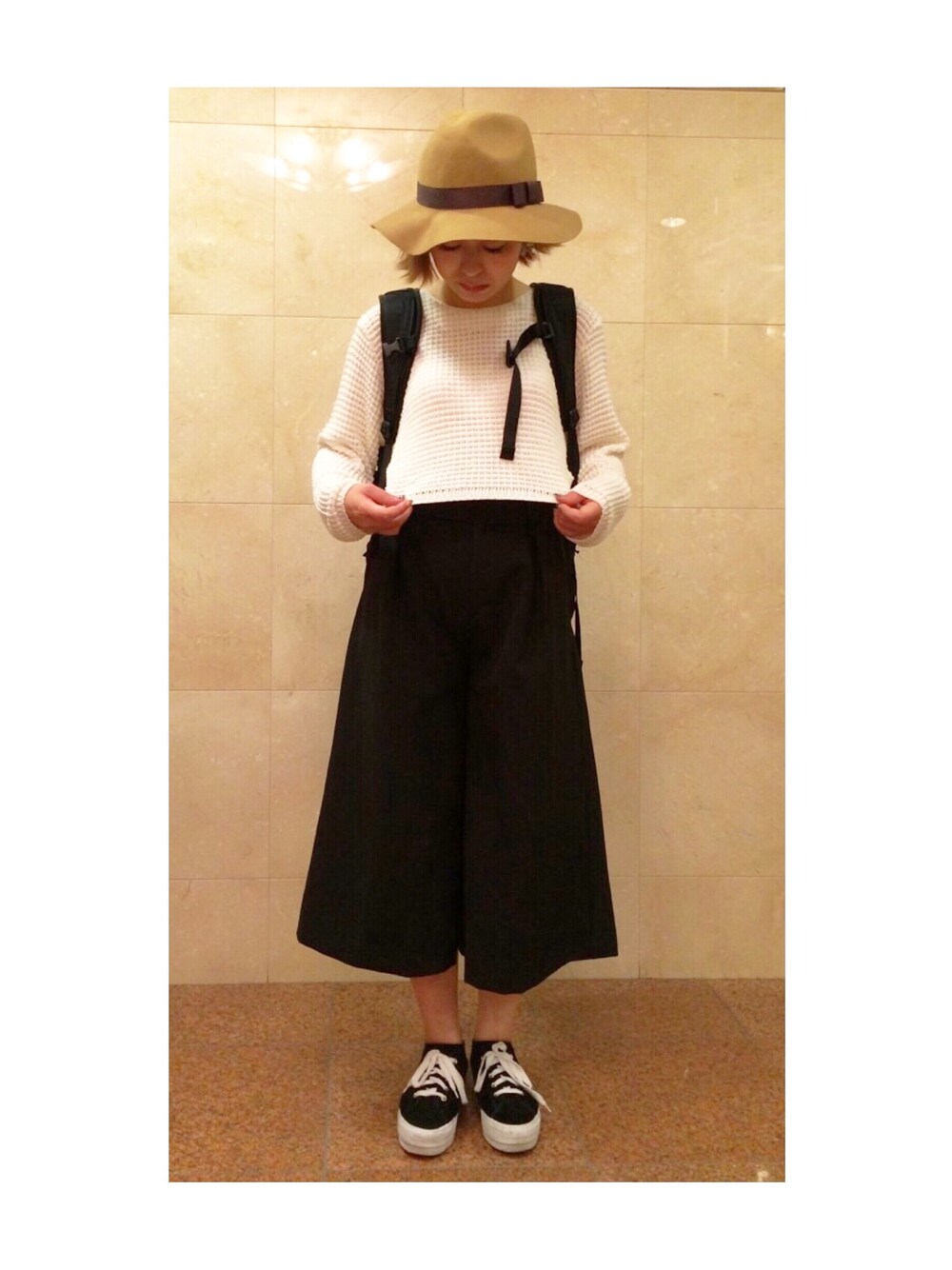 「ニット、モノトーン、ワイドパンツ、ハット、ツバ広ハット」｜「JEANASISのワイドクロップドパンツ/549714（その他パンツ、ブラック系）」を使った、mizukiさん（レディース・163cm）の秋コーディネートの1枚目の写真