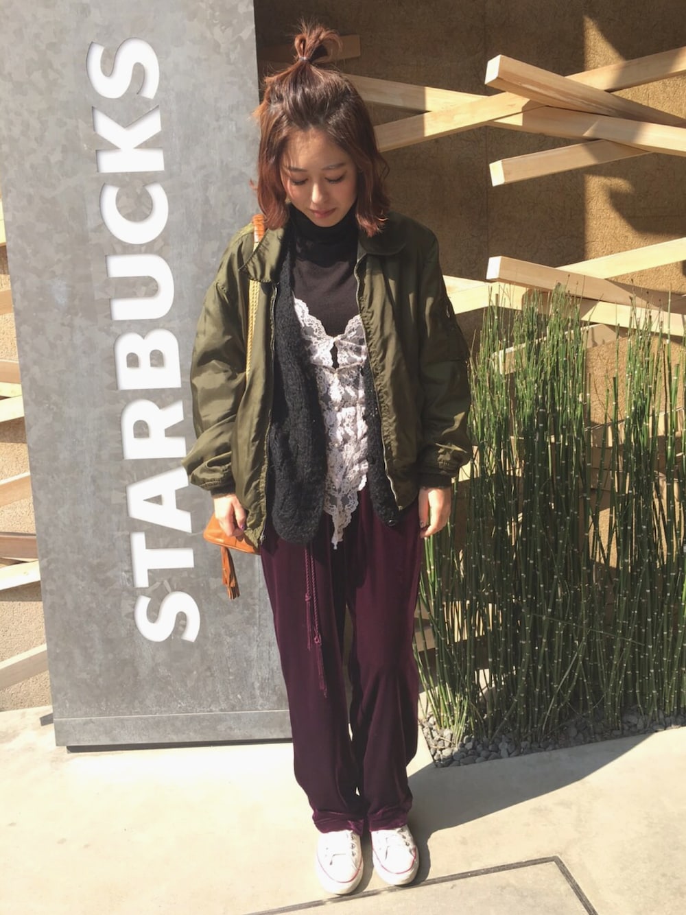 「ベロアパンツ、MA-1、converse、古着」｜「CONVERSEのアイテム（スニーカー、ホワイト系）」を使った、mizukiさん（レディース・163cm）の冬コーディネートの1枚目の写真