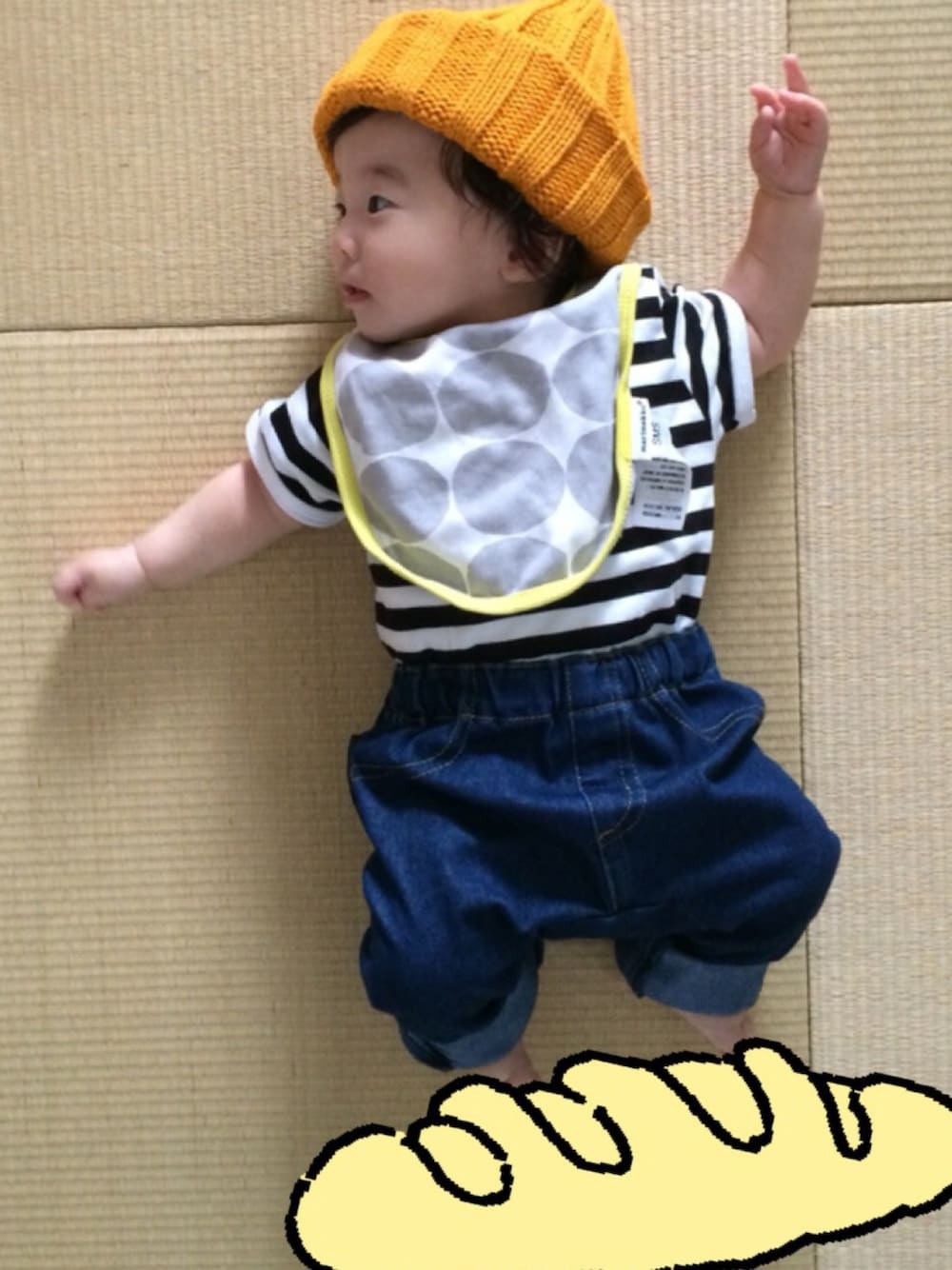 「ジャンプ、スケボースタイル、ボーダートップス、デニムパンツ、コッペパン、ゴロン、ボーイッシュコーデ、プチプラ、女の子、キッズコーデ」｜「marimekkoのmarimekko / VAUDE ボーダー ロンパース (68～80㎝)（ロンパース、ブラック系）」を使った、こっぺぱんさん（キッズ・70cm）の春コーディネートの1枚目の写真
