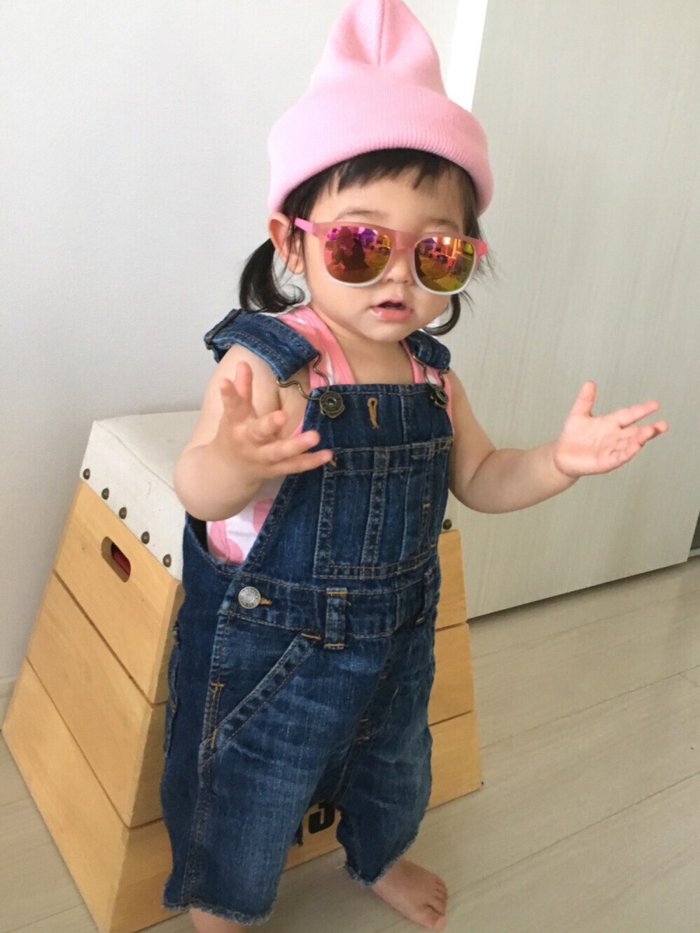 「夏コーデ、キッズファッション、おんなのこ、デニム、オーバーオール、跳び箱、コッペパン、デニーロ、石ちゃんスタイル、ドラフトGAP」｜「GAPのアイテム（サロペット/オーバーオール、ブルー系）」を使った、こっぺぱんさん（キッズ・70cm）の春コーディネートの1枚目の写真