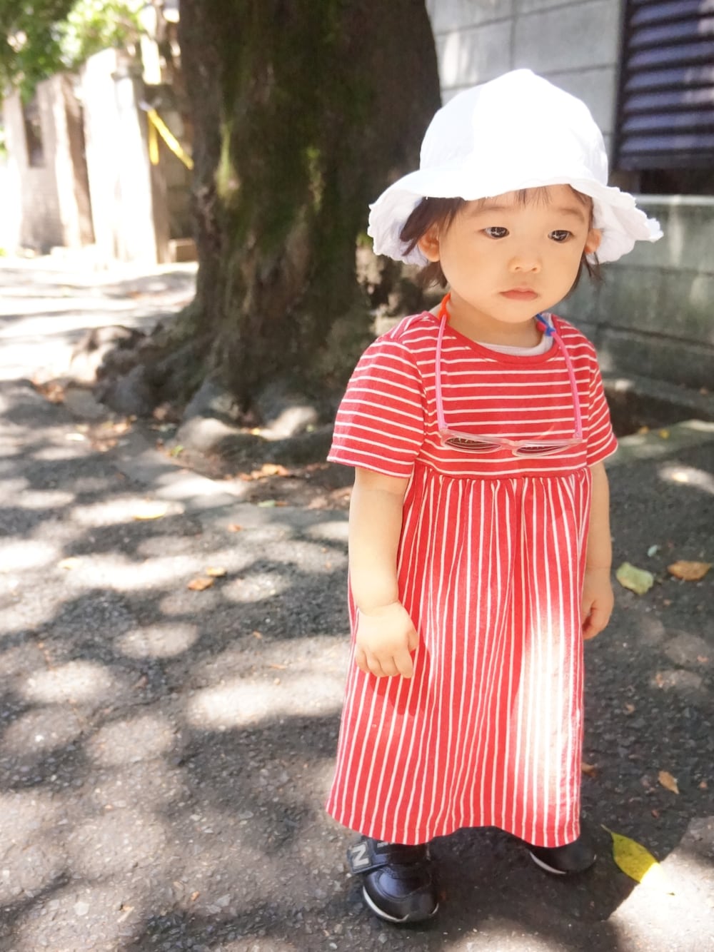 「おんなのこ、シンプルコーデ、プチプラコーデ、スニーカー、ドラフトGAP、キッズコーデ」｜「GAPのアイテム（ハット、ホワイト系）」を使った、こっぺぱんさん（キッズ・70cm）の夏コーディネートの1枚目の写真