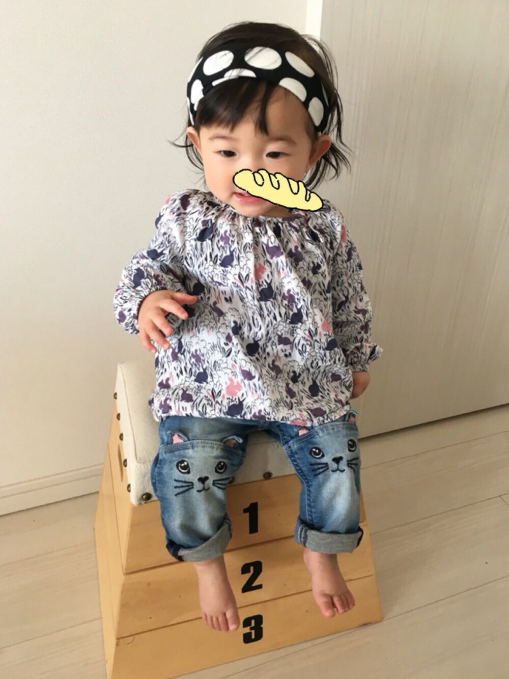 「猫、デニム、動物柄、ヘアバンド、キッズファッション、プチプラ、おんなのこコーデ、跳び箱、コッペパン、ドラフトGAP」｜「GAPのアイテム（シャツ/ブラウス、ブルー系）」を使った、こっぺぱんさん（キッズ・70cm）の春コーディネートの1枚目の写真