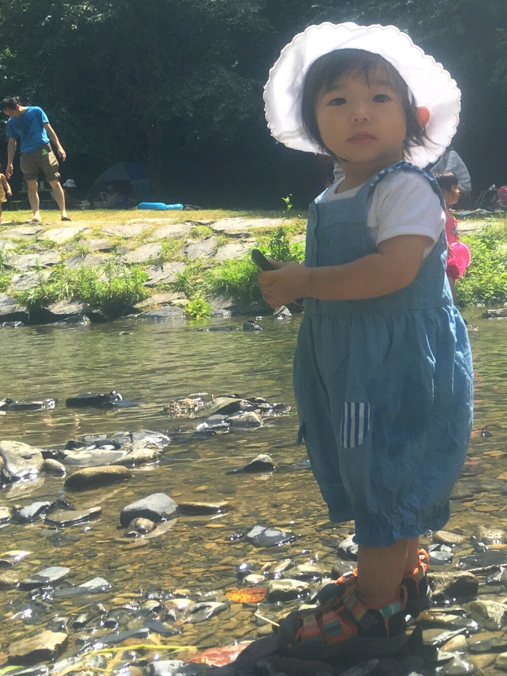 「夏コーデ、おんなのこ、シンプル、サンダル、ドラフトGAP、サロペット、沢遊び」｜「GAPのアイテム（ハット、ホワイト系）」を使った、こっぺぱんさん（キッズ・70cm）の夏コーディネートの1枚目の写真