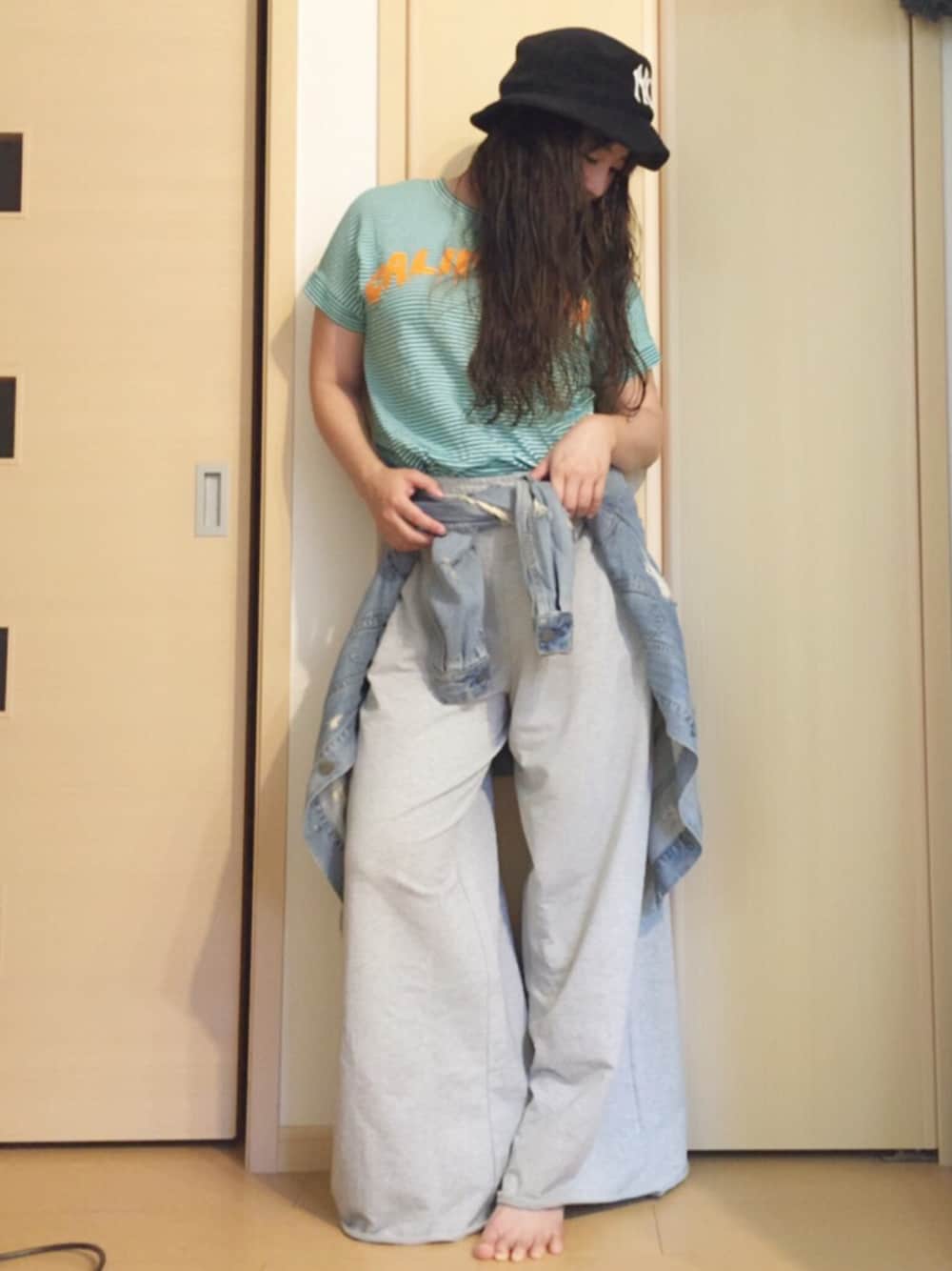 グリーン系のTシャツ/カットソー、ブルー系のデニムジャケット、グレー系のその他パンツを着用したレディースの夏コーディネートの1枚目の写真