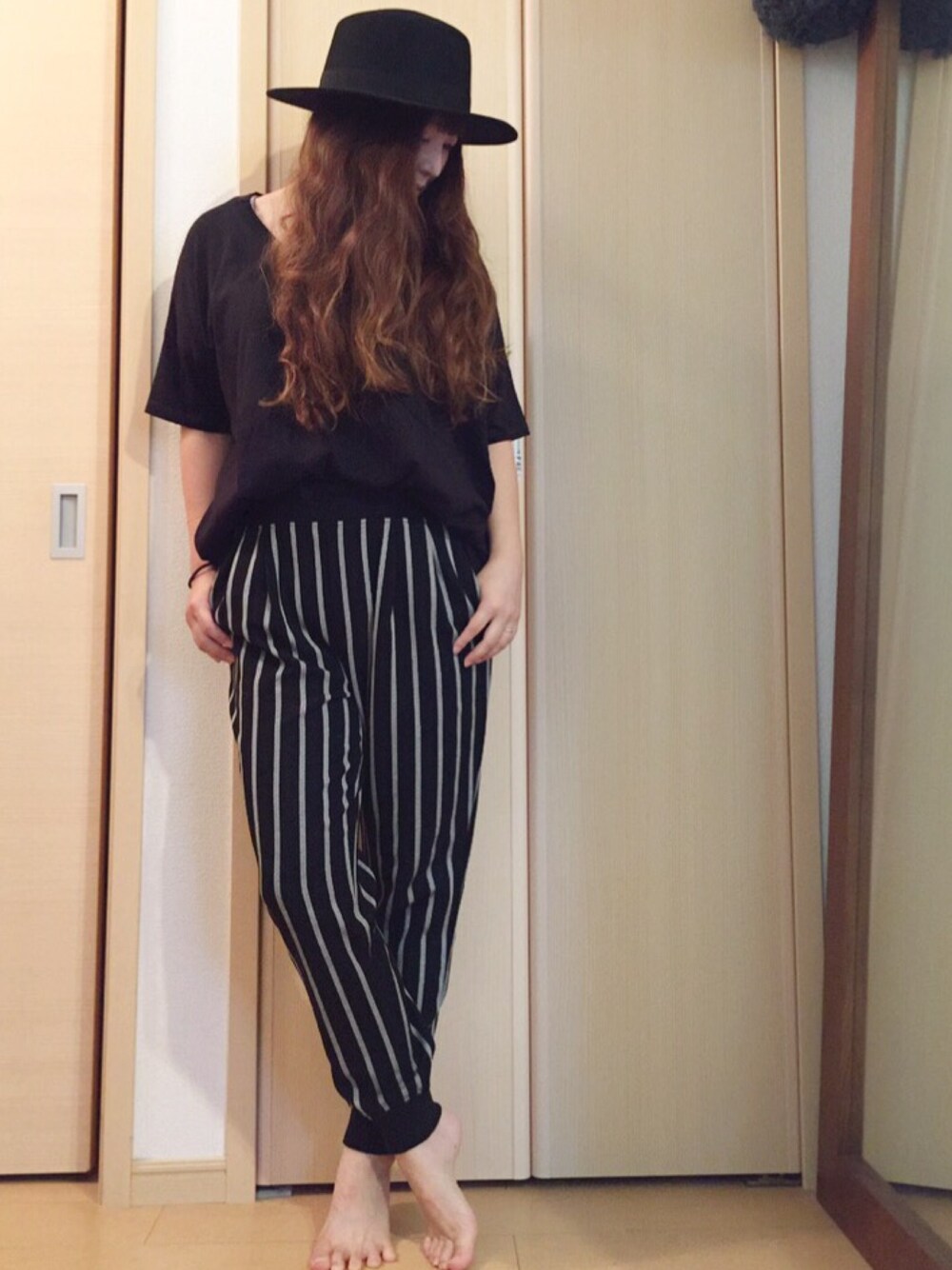 ブラック系のTシャツ/カットソー、ブラック系のその他パンツを着用したレディースの秋コーディネートの1枚目の写真