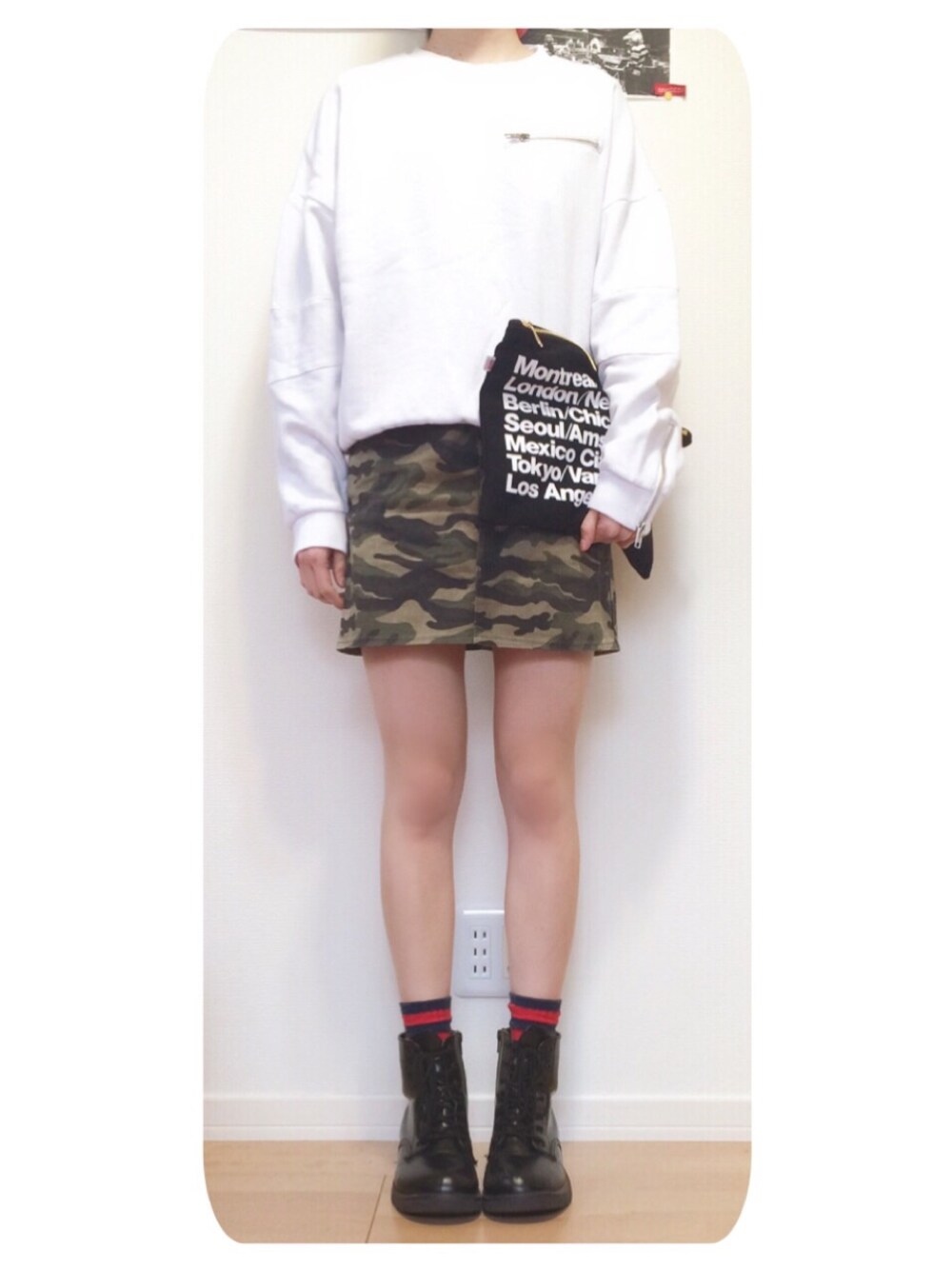 「jouetie、American Apparel、Dr.Martens、迷彩スカート、トレーナー、クラッチバッグ、ボーダーソックス」｜「Dr. MartensのDr.Martens (ドクターマーチン)/1460Z 8ホールブーツ（ブーツ、ブラック系）」を使った、misattuuuさん（レディース・159cm）の春コーディネートの1枚目の写真