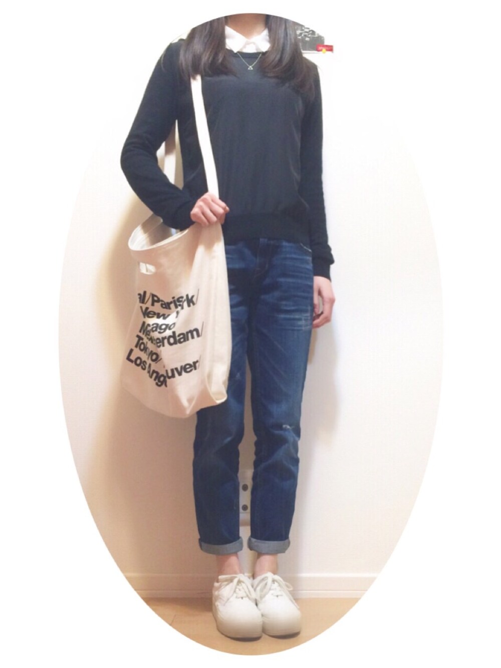 「ZARA、GU、UNIQLO、American Apparel、ボーイズデニム、白スニーカー、エコバッグ、モノトーンコーデ」｜「UNIQLOのアイテム（ニット/セーター、ブラック系）」を使った、misattuuuさん（レディース・159cm）の春コーディネートの1枚目の写真