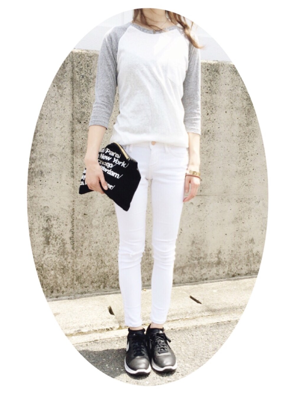 「American Apparel、NIKE、FOREVER 21、old navy、オールホワイト、クラッチバッグ、ラグランTシャツ、ホワイトデニム、スキニーデニム」｜「American Apparelのアイテム（クラッチバッグ、ブラック系）」を使った、misattuuuさん（レディース・159cm）の春コーディネートの1枚目の写真