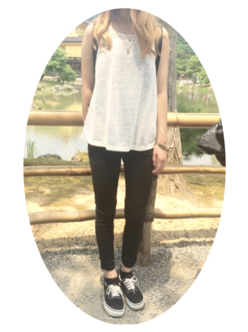 「タンクトップ、ノースリーブ、モノトーン、黒スキニー、黒スニーカー、ゴールドアクセ、VANS、American Apparel、H&M」｜「H&Mのアイテム（タンクトップ、ホワイト系）」を使った、misattuuuさん（レディース・160cm）の夏コーディネートの1枚目の写真