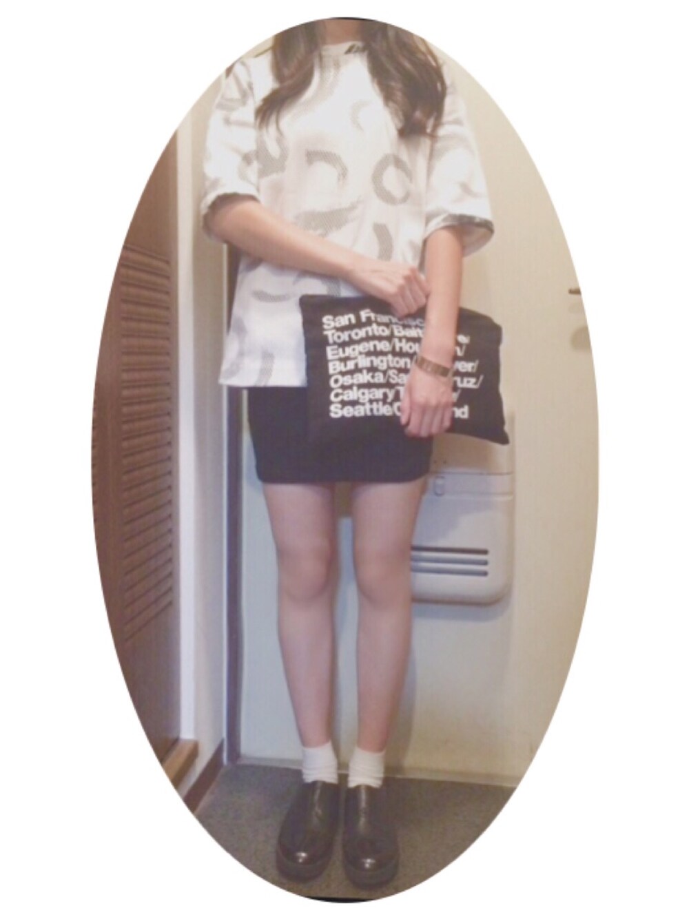 「EMODA、American Apparel、LEPSIM LOWRYS FARM、メッシュニット、ビッグシルエット、タイトスカート、白ソックス、レザーシューズ、モノトーンコーデ」｜「EMODAのアイテム（トップス、ホワイト系）」を使った、misattuuuさん（レディース・160cm）の秋コーディネートの1枚目の写真