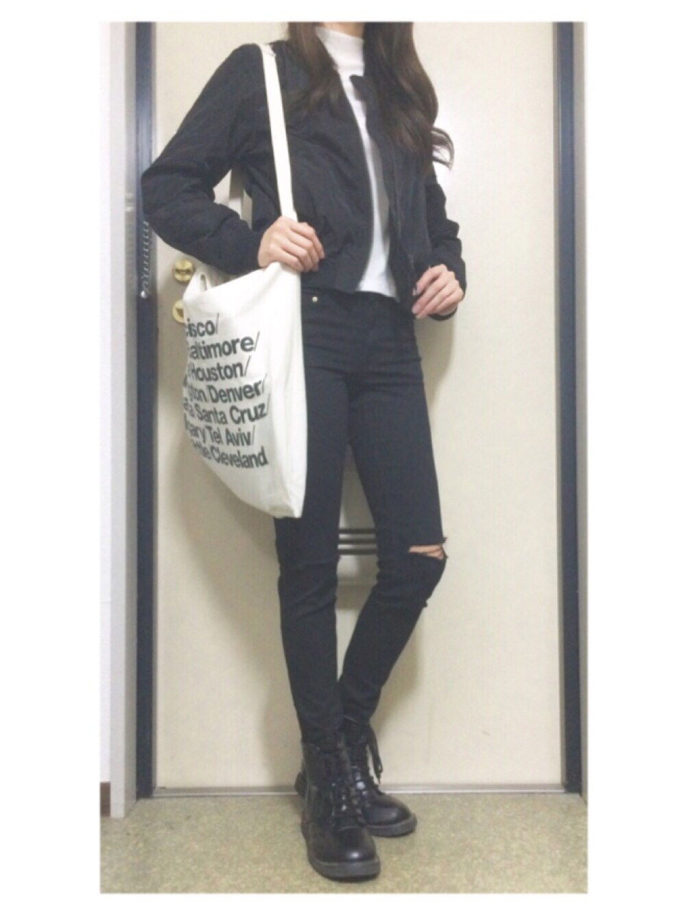 「EMODA、moussy、American Apparel、Dr.Martens、MA-1、タートルネック、ニット×スキニー、黒スキニー、トートバッグ、モノトーン」｜「MOUSSYのMA-1 BZ（ブルゾン、ブラック系）」を使った、misattuuuさん（レディース・160cm）の秋コーディネートの1枚目の写真