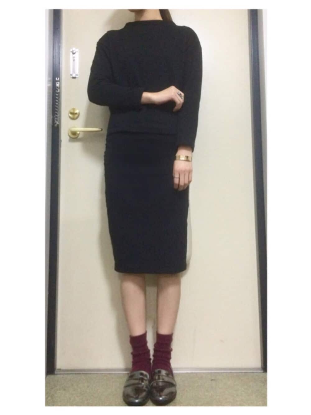 「セットアップ、トレーナー、ブラックコーデ、タイトスカート、ペンシルスカート、ソックス×パンプス、メタリックシューズ、ZARA、earth music&ecology、FOREVER 21」｜「earth music&ecologyのドロップショルダーボートネックプルオーバー（トップス、ブラック系）」を使った、misattuuuさん（レディース・160cm）の秋コーディネートの1枚目の写真