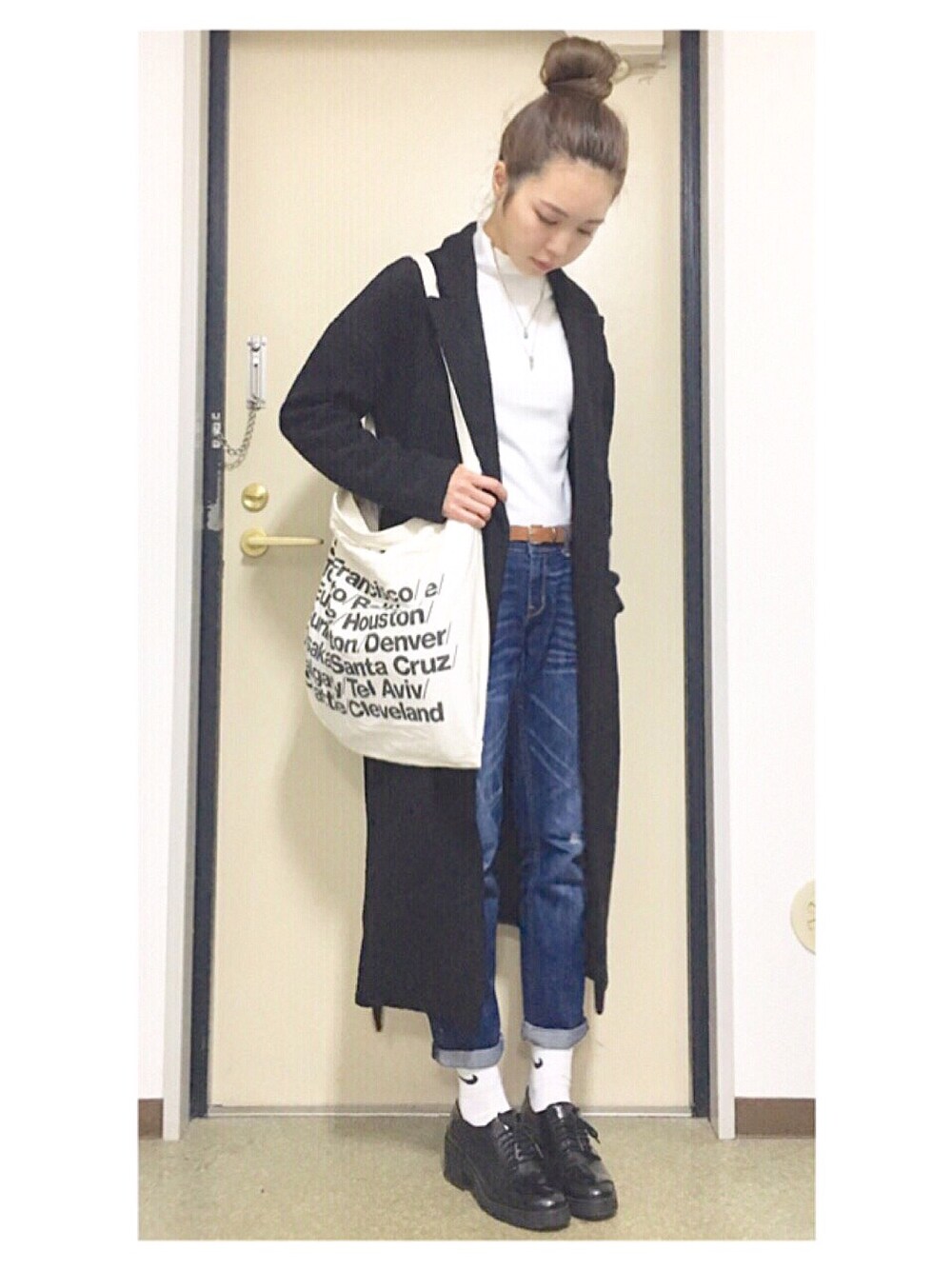 「ロングスカート、ボーイフレンドデニム、白ソックス、トートバッグ、ハイネック、おだんごヘアー、ZARA、ニット、冬コーデ」｜「GUのアイテム（ジャケット/アウター、ブラック系）」を使った、misattuuuさん（レディース・160cm）の冬コーディネートの1枚目の写真