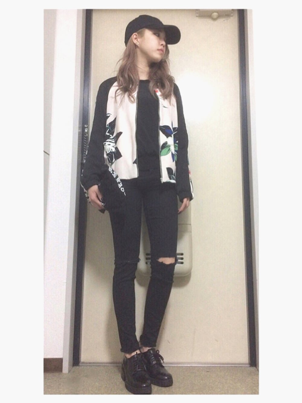 「春コーデ、スカジャン、花柄、黒スキニー、キャップ、スポーツミックス、ZARA、RAGEBLUE、EMODA、ブラックコーデ」｜「ZARAのアイテム（ブルゾン、その他）」を使った、misattuuuさん（レディース・160cm）の春コーディネートの1枚目の写真