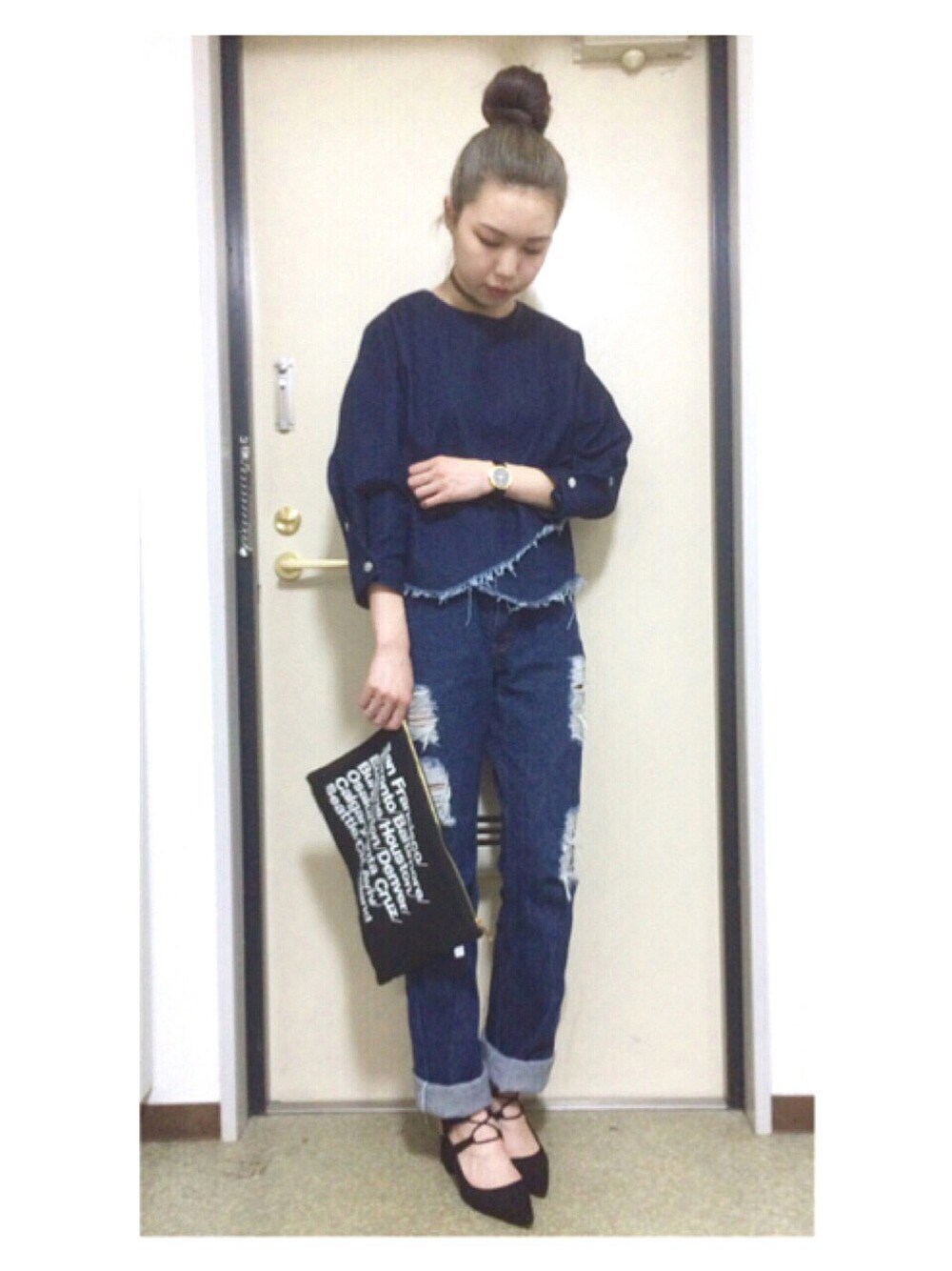 「ダメージデニムパンツ、デニムオンデニム、デニム、古着、チョーカー、おだんごヘアー、レースアップシューズ、ポインテッドトゥ、カジュアル、クラッチバッグ」｜「EMODAのCLUSH CURVE ARMトップ（トップス、ブルー系）」を使った、misattuuuさん（レディース・160cm）の春コーディネートの1枚目の写真
