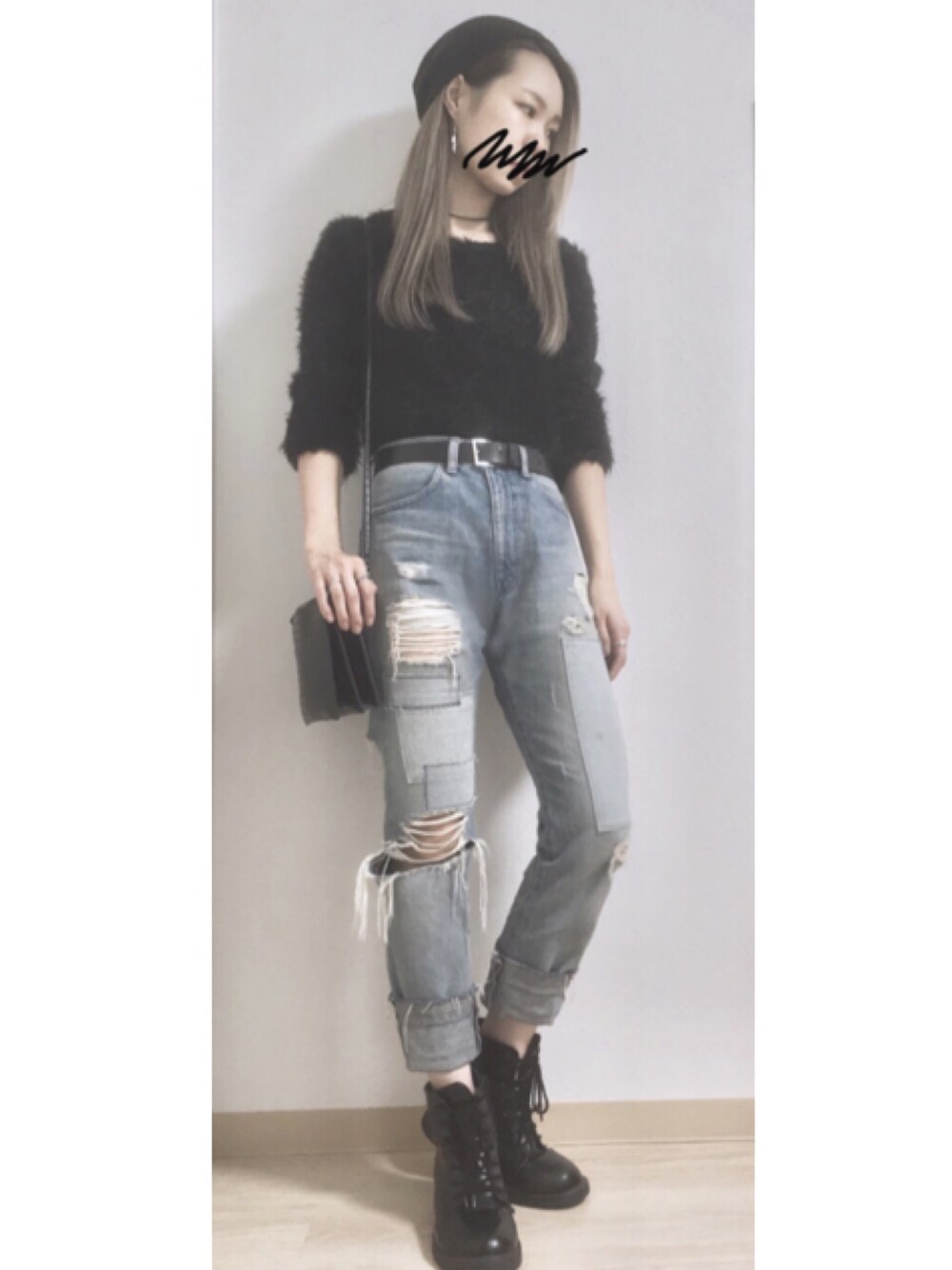 「black、grunge、inpaichthys kerri、ダメージデニムパンツ、デニム、マーチン、黒、ショルダーバッグ、秋コーデ、ブラック」｜「LATINAのANAP/アナップ LATIN シャギーニットライクSPO（ニット/セーター、ブラック系）」を使った、misattuuuさん（レディース・160cm）の秋コーディネートの1枚目の写真