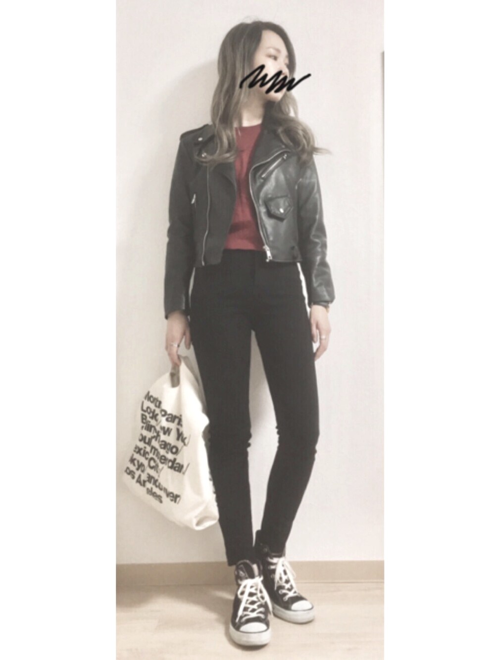 「denim、black and red、黒コーデ、黒スキニー、converse、ハイカットスニーカー、ZARA、ライダース、赤ニット、アメアパ」｜「ZARAのアイテム（ライダースジャケット、ブラック系）」を使った、misattuuuさん（レディース・160cm）の秋コーディネートの1枚目の写真