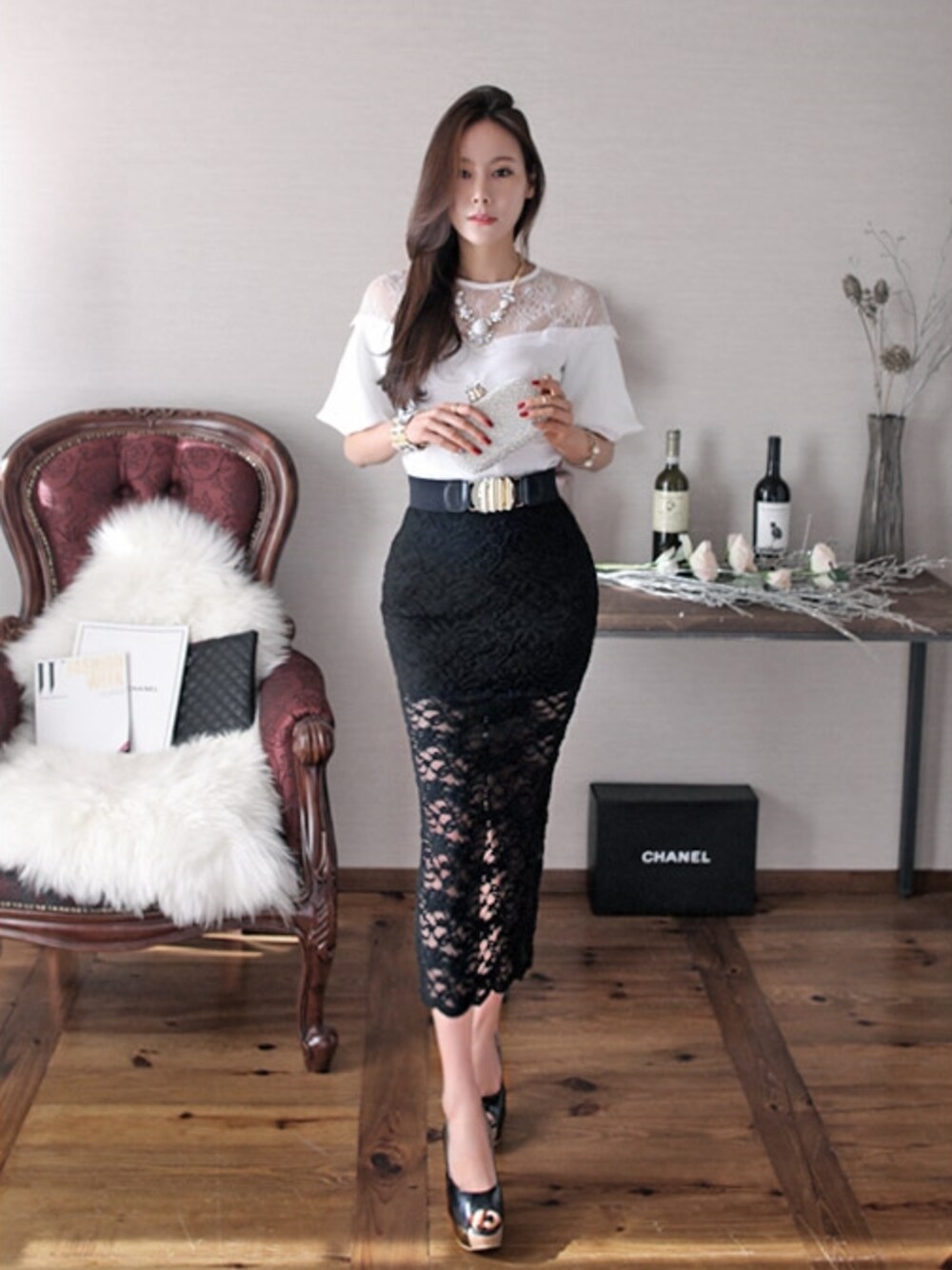 ブラック系のスカート、ブラック系のバングル/リストバンドを着用したレディースの冬コーディネートの1枚目の写真