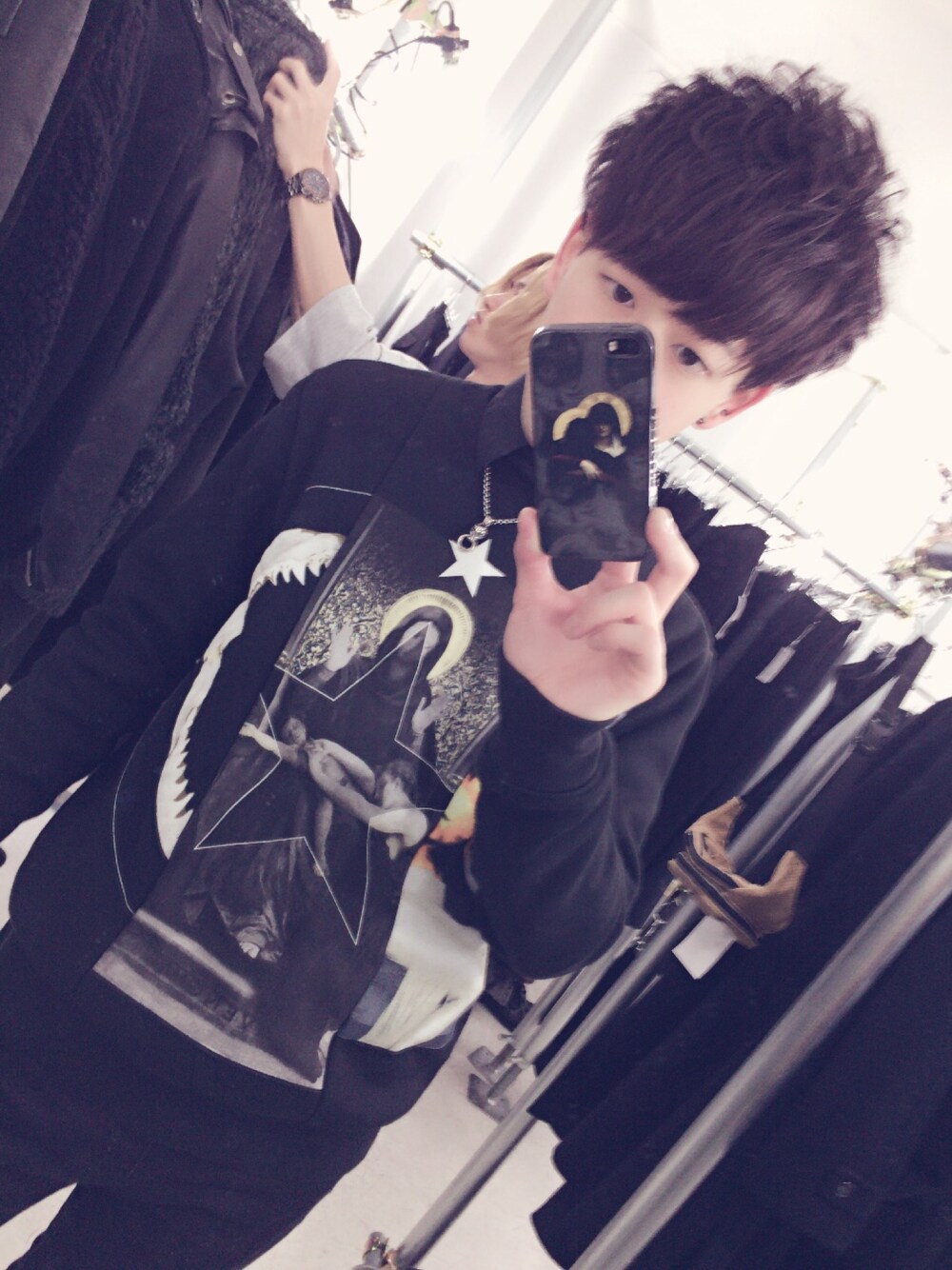 「GIVENCHY」｜「GIVENCHYのアイテム（スウェット、ブラック系）」を使った、tsukasa0112さん（メンズ・176cm）の冬コーディネートの1枚目の写真