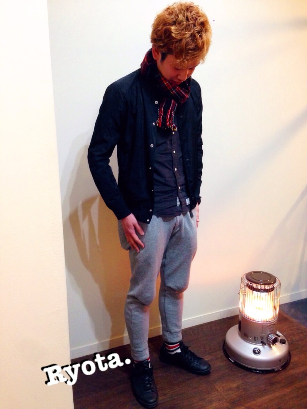 ブラック系のブルゾン、ブラック系のシャツ/ブラウス、グレー系のパンツを着用したメンズの冬コーディネートの1枚目の写真