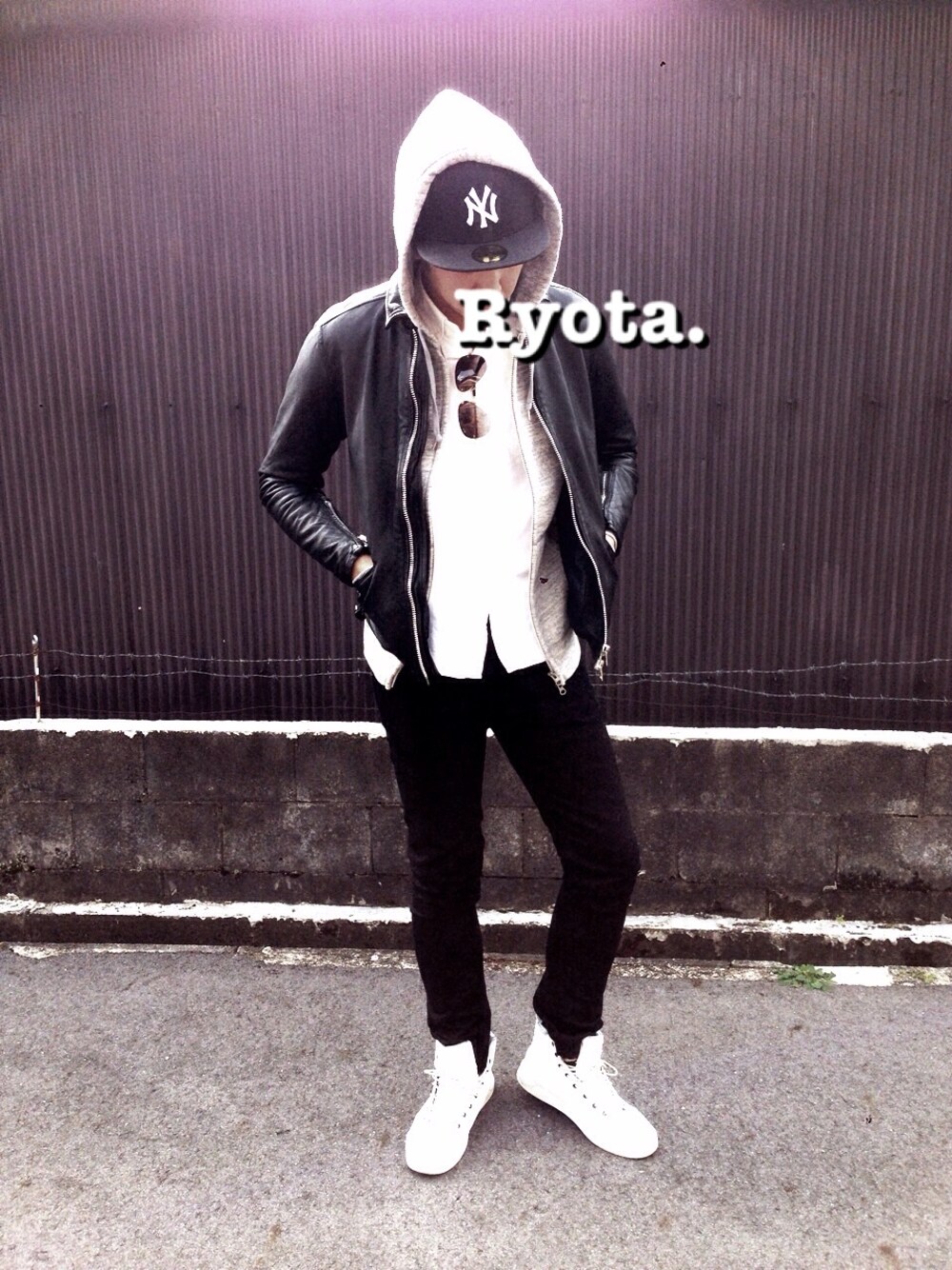 ブラック系のライダースジャケット、ホワイト系のその他、ホワイト系のその他を着用したメンズの春コーディネートの1枚目の写真