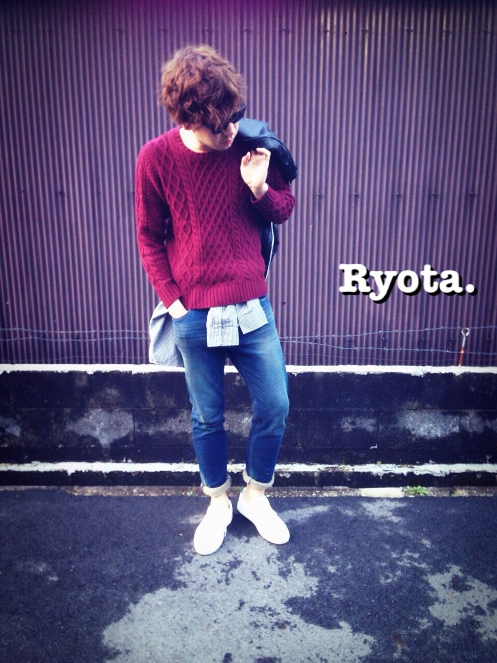 ブラック系のライダースジャケット、ホワイト系のシャツ/ブラウス、レッド系のニット/セーターを着用したメンズの春コーディネートの1枚目の写真