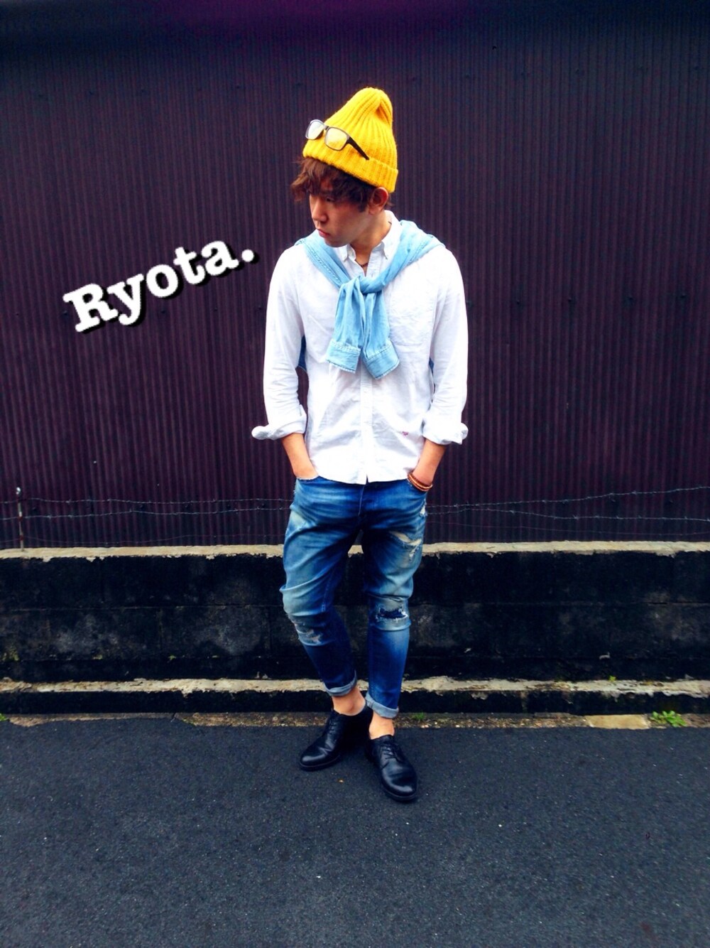 ホワイト系のシャツ/ブラウス、ブルー系のシャツ/ブラウス、ブルー系のデニムパンツを着用したメンズの春コーディネートの1枚目の写真