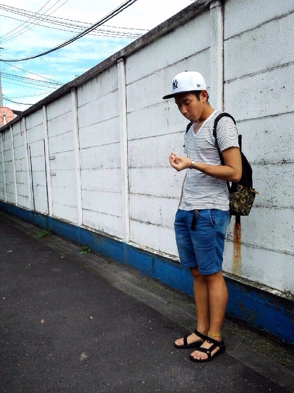 ブルー系のTシャツ/カットソー、ブルー系のその他パンツ、ブラック系のサンダルを着用したメンズの夏コーディネートの1枚目の写真