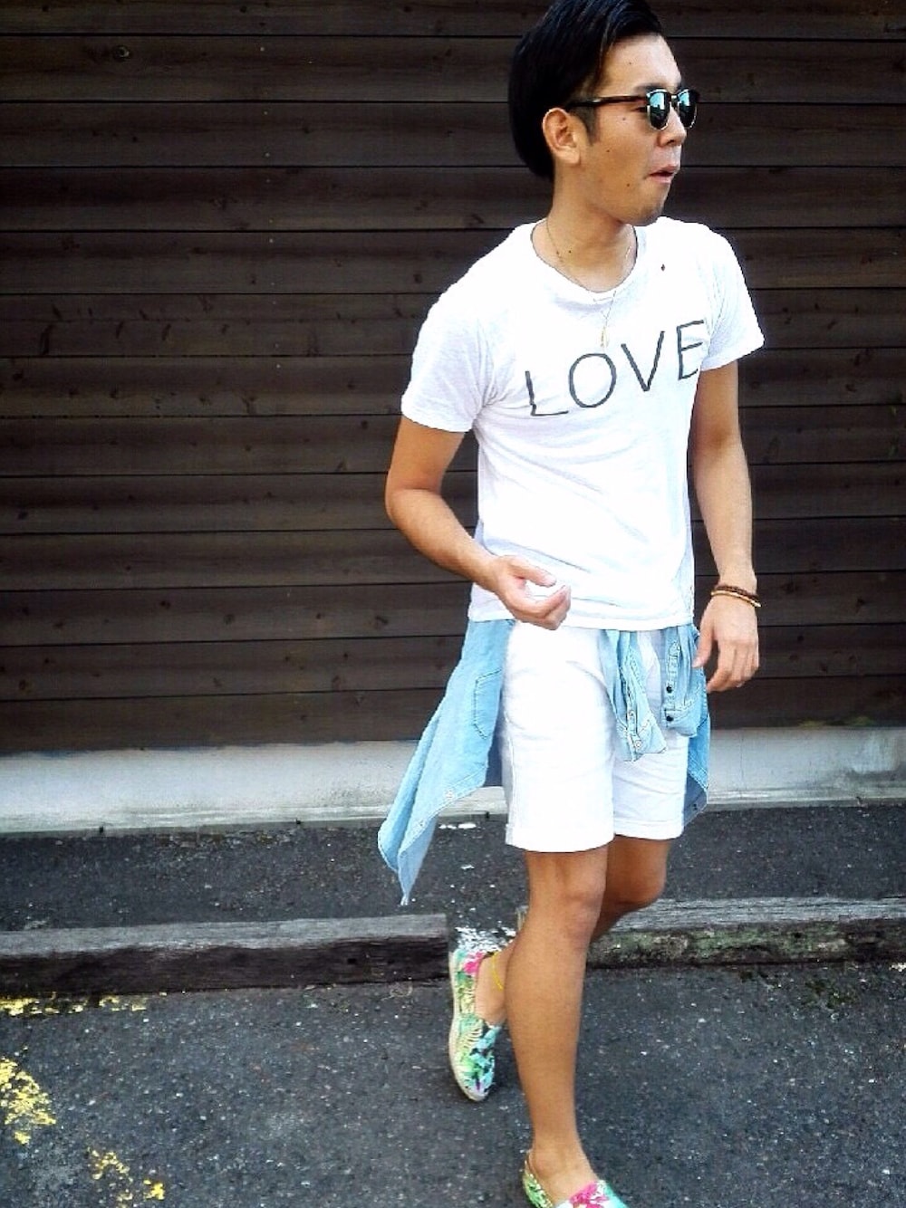ブルー系のシャツ/ブラウス、ホワイト系のその他パンツ、ホワイト系のTシャツ/カットソーを着用したメンズの夏コーディネートの1枚目の写真