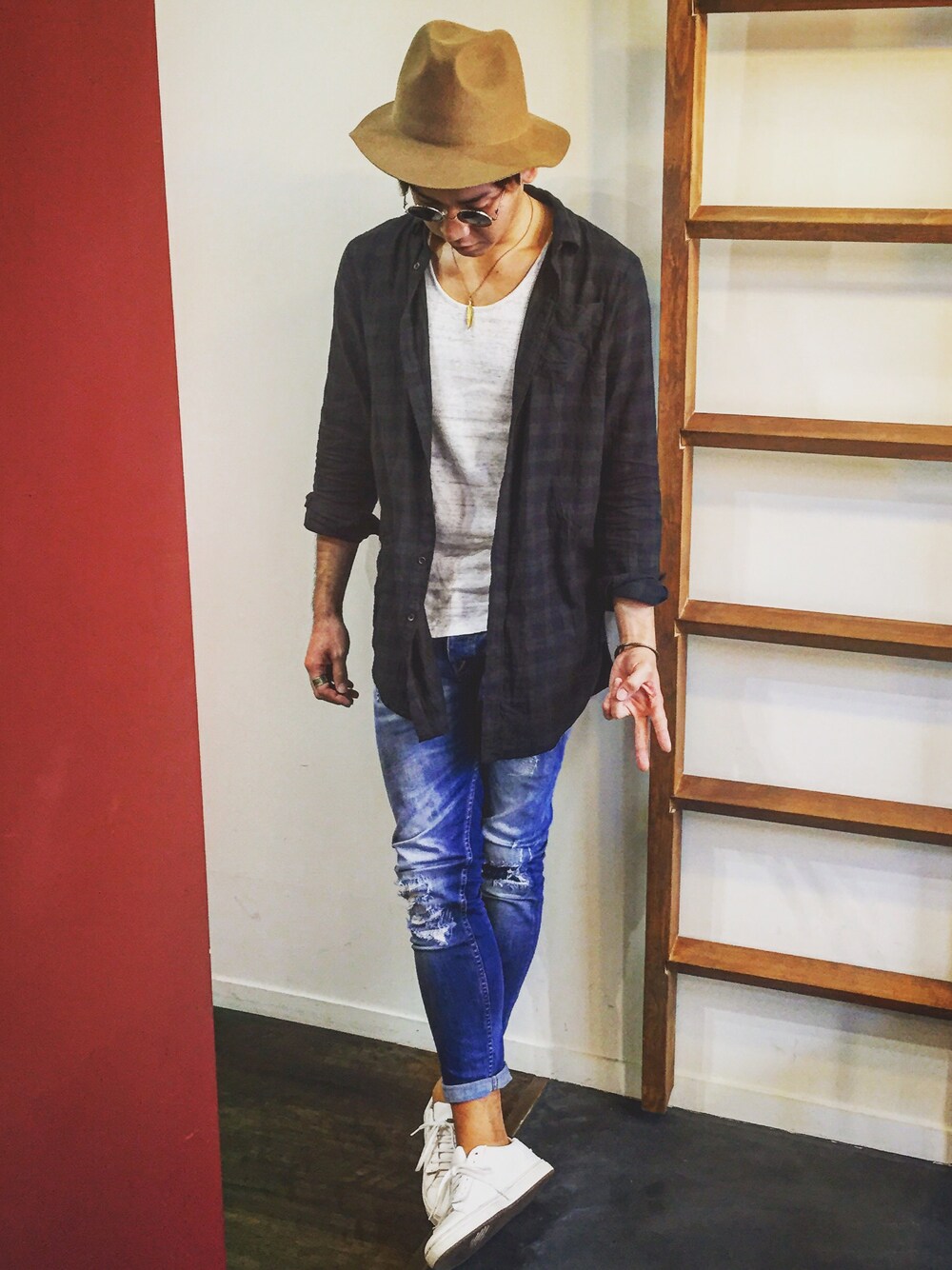 ブラック系のシャツ/ブラウス、ブルー系のデニムパンツ、イエロー系のハットを着用したメンズの秋コーディネートの1枚目の写真