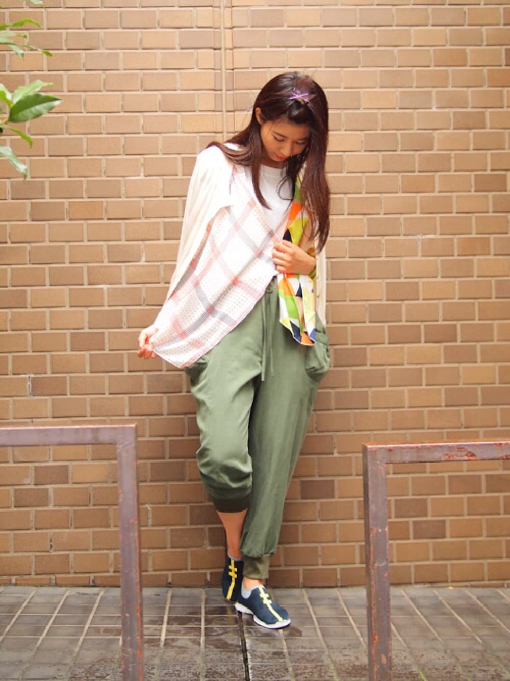 ホワイト系のカーディガン/ボレロ、グリーン系のその他パンツを着用したレディースの夏コーディネートの1枚目の写真