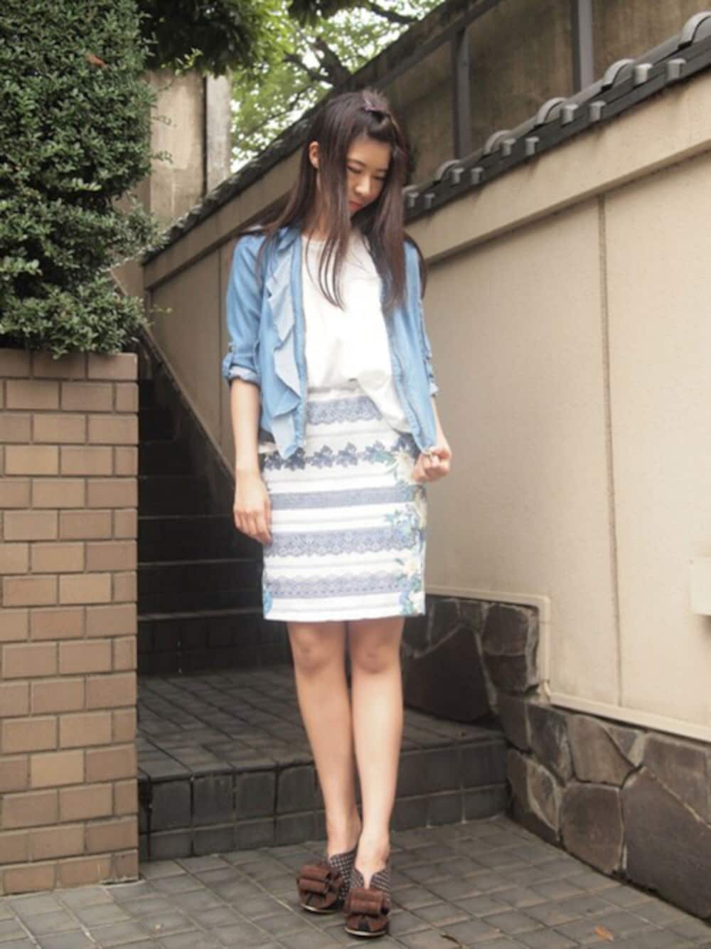 ブルー系のデニムジャケット、ブラウン系のブーティ、ホワイト系のワンピースを着用したレディースの夏コーディネートの1枚目の写真