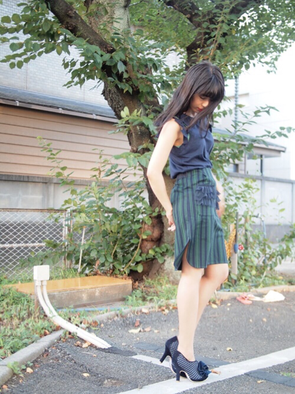 ブルー系のスカート、ブラック系のTシャツ/カットソー、ブルー系のブーティを着用したレディースの夏コーディネートの1枚目の写真