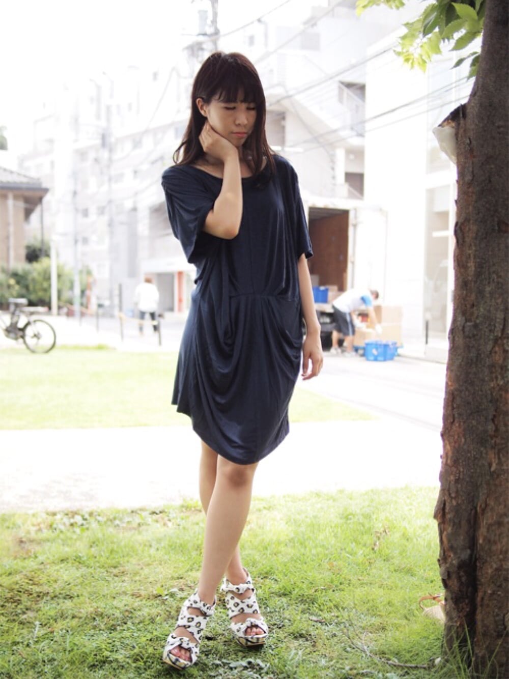 その他のサンダル、ブルー系のワンピースを着用したレディースの夏コーディネートの1枚目の写真