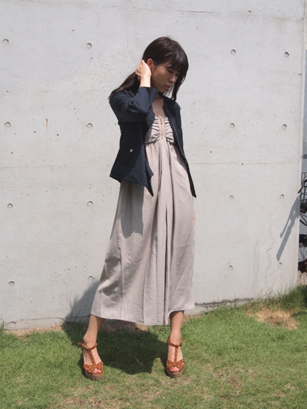 ベージュ系のつなぎ/オールインワン、ブルー系のブルゾンを着用したレディースの夏コーディネートの1枚目の写真