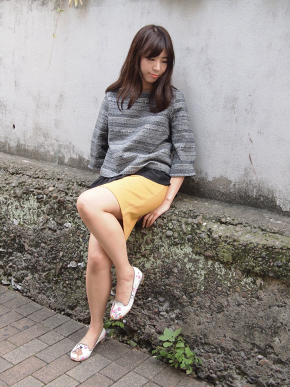 その他のドレスシューズ、イエロー系のスカート、ブラック系のTシャツ/カットソーを着用したレディースの夏コーディネートの1枚目の写真