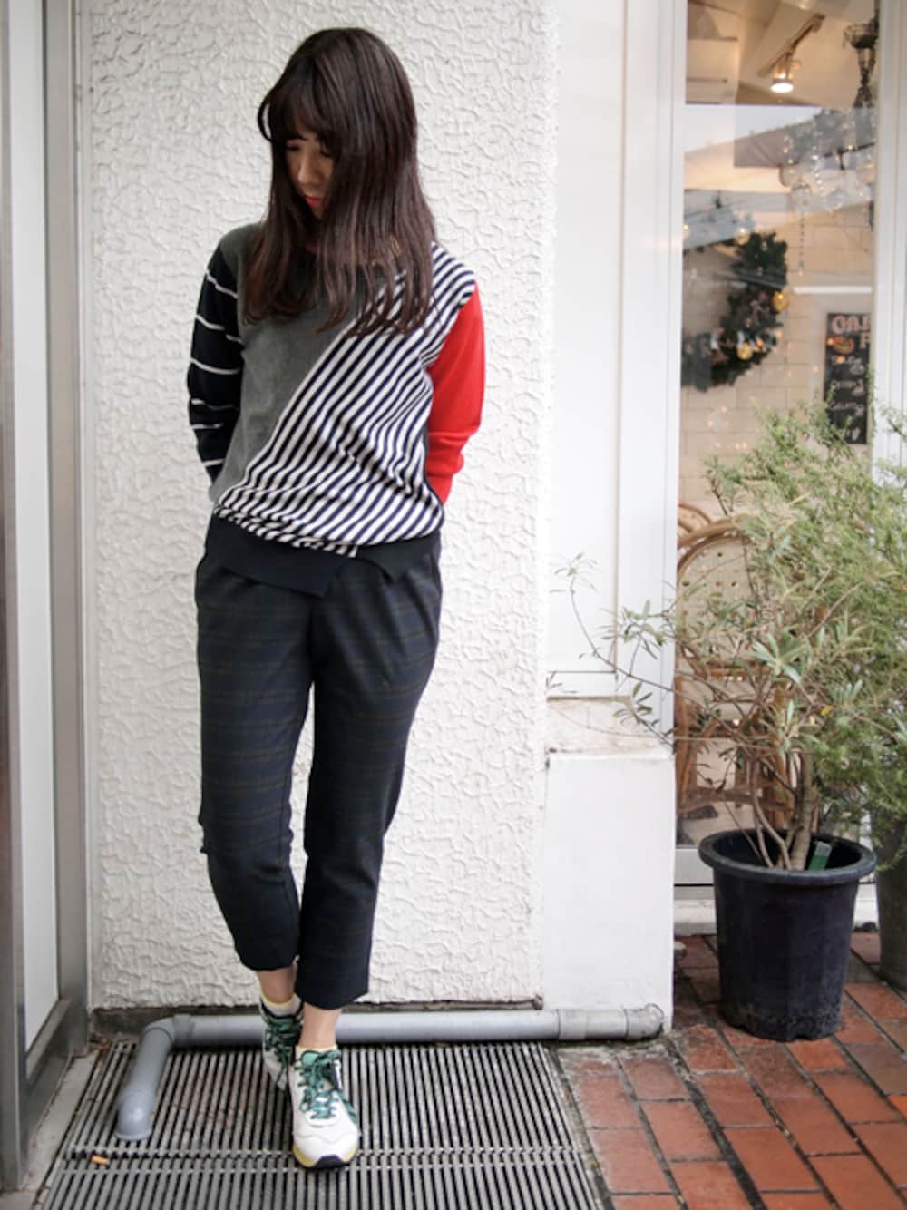 グレー系のその他パンツ、ホワイト系のスニーカー、グレー系のニット/セーターを着用したレディースの秋コーディネートの1枚目の写真