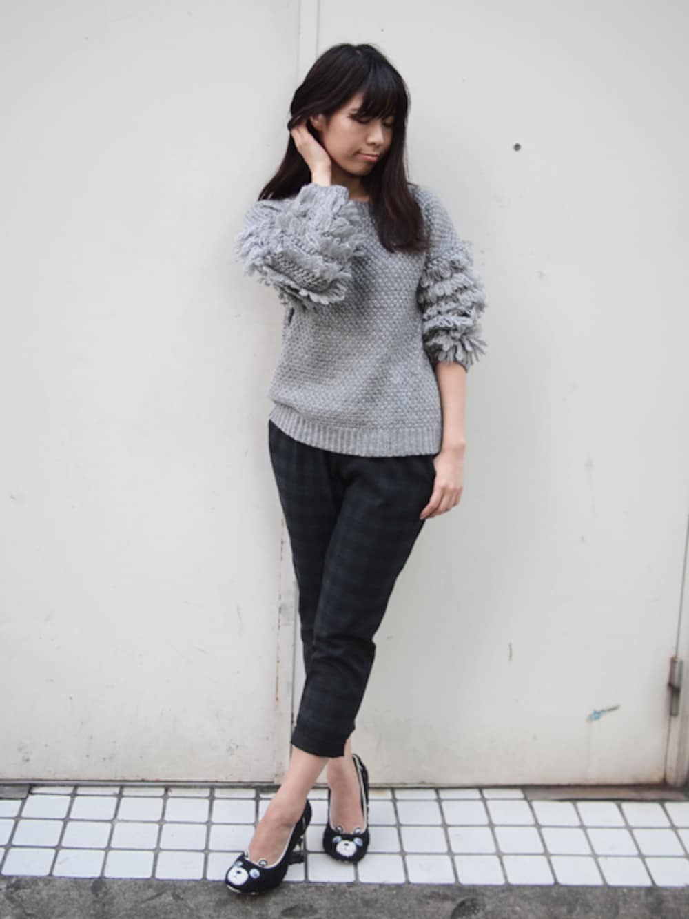 グレー系のニット/セーター、グレー系のその他パンツ、その他のパンプスを着用したレディースの秋コーディネートの1枚目の写真