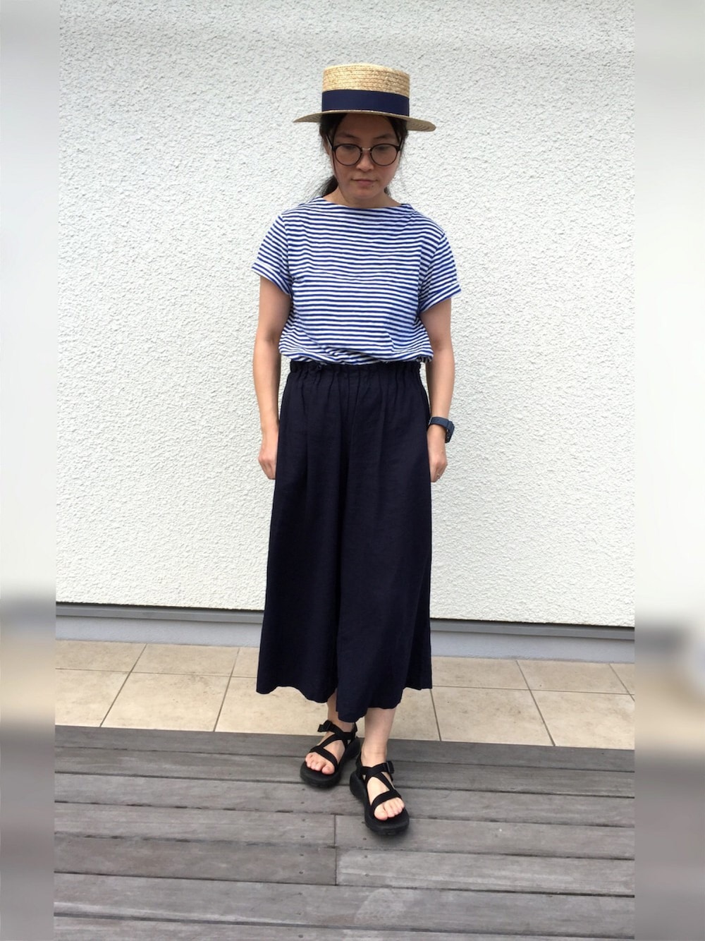 「大人カジュアル、シンプル、夏コーデ、ボーダー、カンカン帽、スポーツサンダル、ワイドパンツ、カジュアル」｜「Afternoon TeaのDQ79 ペーパーカンカン帽（ハット、ブルー系）」を使った、mari7109さん（レディース・161cm）の夏コーディネートの1枚目の写真