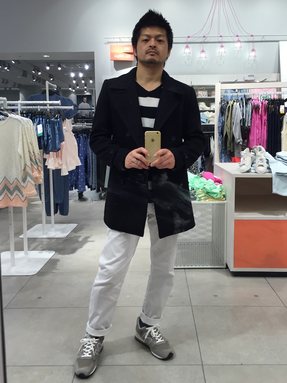 「スニーカー、ピーコート、ホワイトパンツ、Vネック」｜「AZUL by moussyのアイテム（ニット/セーター、ホワイト系）」を使った、タルナンドさん（メンズ・165cm）の春コーディネートの1枚目の写真