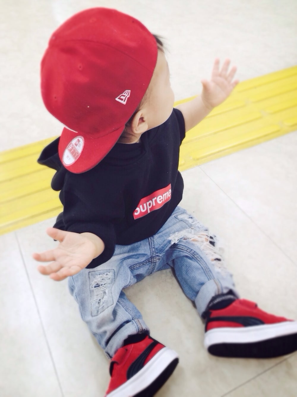 「子供服、キッズコーデ、パーカー、ダメージデニムパンツ、NIKE、1歳、ニューエラ、支援センター、遊ぶ」｜「NEW ERAのアイテム（キャップ、レッド系）」を使った、しゅうやんさん（キッズ・70cm）の秋コーディネートの1枚目の写真